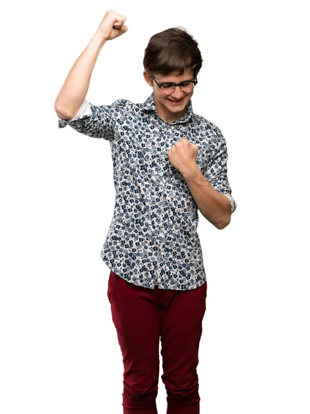 Adolescente Homem Com Camisa Flor Óculos Celebrando Uma Vitória Sobre — Fotografia de Stock