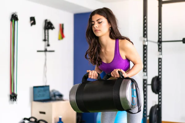 Mujer Deportiva Joven Gimnasio Haciendo Levantamiento Pesas —  Fotos de Stock