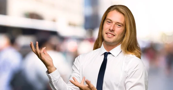 Homme Affaires Blond Aux Cheveux Longs Étendant Les Mains Sur — Photo