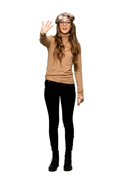 Повнометражний Знімок Молодої Жінки Беретом Щасливий Рахуючи Чотири Пальці Ізольованому — стокове фото