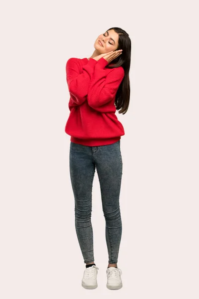 Una Toma Completa Una Adolescente Con Suéter Rojo Haciendo Gesto — Foto de Stock