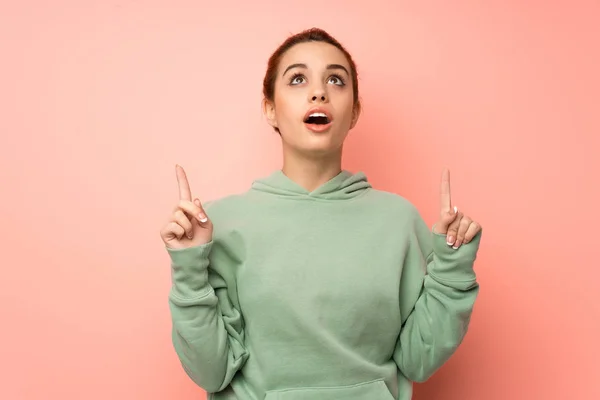 Young Redhead Woman Sweatshirt Surprised Pointing — Stock Photo, Image