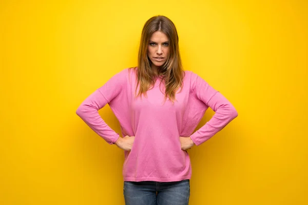 Mulher Com Suéter Rosa Sobre Parede Amarela Com Raiva — Fotografia de Stock