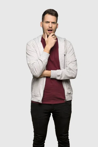 Man Sweatshirt Surprised Shocked While Looking Right Grey Background — Stock Photo, Image