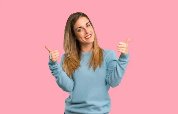 Mulher Loira Com Camisa Azul Dando Gesto Polegar Para Cima — Fotografia de Stock