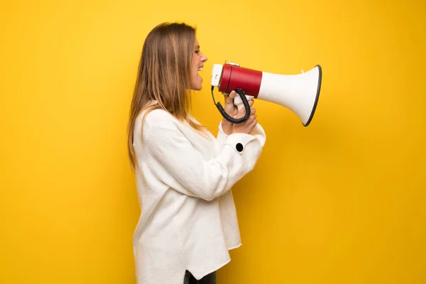 Blonde Vrouw Gele Muur Schreeuwen Door Een Megafoon Kondigen Iets — Stockfoto