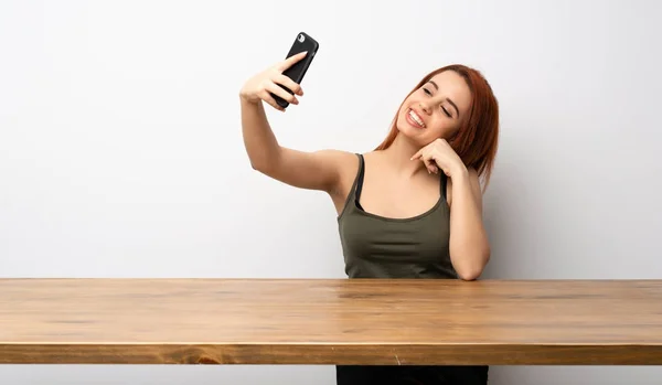 Jonge Roodharige Vrouw Bureau Maken Een Selfie — Stockfoto