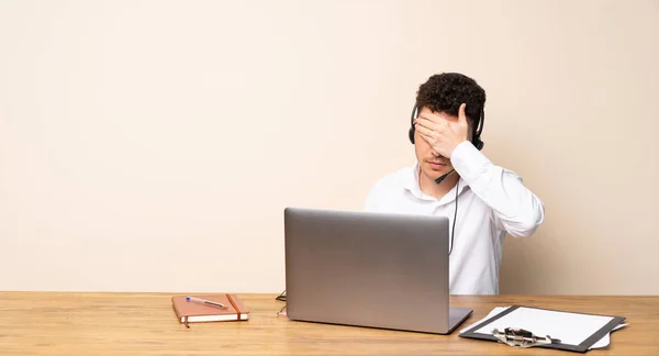 Telemarketeer Man Die Betrekking Hebben Ogen Door Handen Willen Niet — Stockfoto