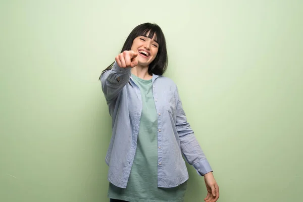 Young Woman Green Wall Pointing Finger Someone Laughing Lot — Stock Photo, Image