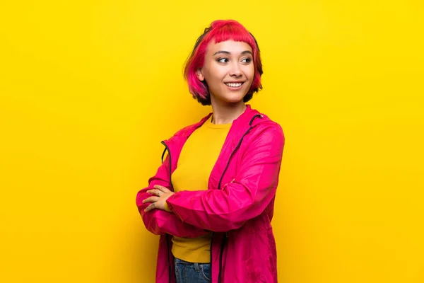 Young Woman Pink Hair Yellow Wall Arms Crossed Happy — Stock Photo, Image