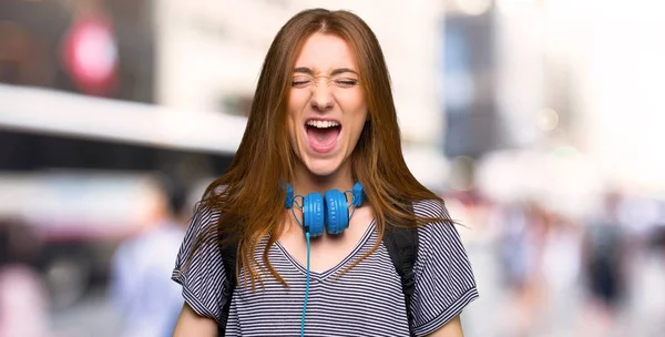 Redhead Studenten Kvinna Skrika Till Framsidan Med Munnen Vidöppen Staden — Stockfoto