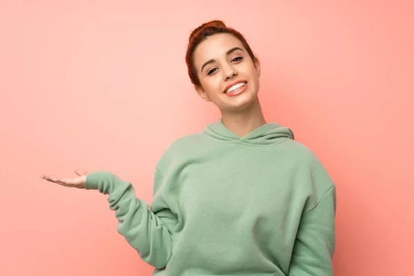 Mujer Pelirroja Joven Con Sudadera Con Copyspace Imaginario Palma Mano —  Fotos de Stock