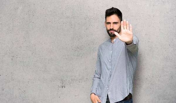 Homem Elegante Com Camisa Fazendo Parar Gesto Negando Uma Situação — Fotografia de Stock