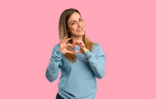 Mulher Loira Com Camisa Azul Fazendo Símbolo Coração Por Mãos — Fotografia de Stock