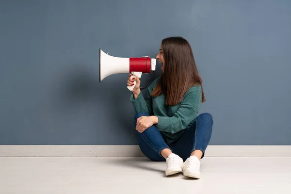 Jonge Vrouw Zit Vloer Schreeuwend Door Een Megafoon — Stockfoto