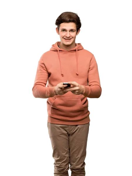 Teenager Mann Mit Sweatshirt Sendet Eine Nachricht Mit Dem Handy — Stockfoto