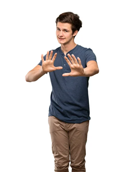 Adolescente Hombre Nervioso Asustado Estirando Las Manos Frente Sobre Fondo — Foto de Stock