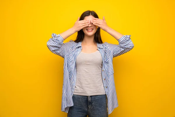 Dospívající Dívka Přes Žlutou Zeď Pokrývající Oči Rukama Překvapen Vidět — Stock fotografie