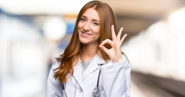 Redhead Läkare Kvinna Visar Ett Tecken Med Fingrarna Sjukhuset — Stockfoto