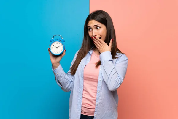 Jovem Mulher Sobre Rosa Azul Parede Segurando Relógio Alarme Vintage — Fotografia de Stock