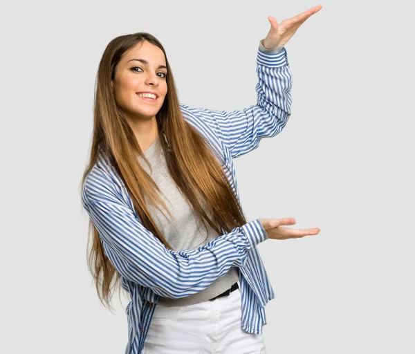 Chica Joven Con Camisa Rayas Sosteniendo Copyspace Para Insertar Anuncio — Foto de Stock