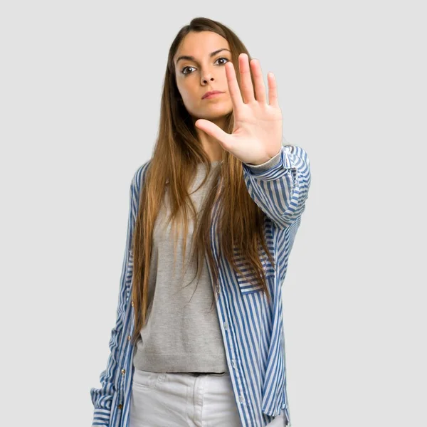 Junges Mädchen Mit Gestreiftem Hemd Macht Stop Geste Und Verleugnet — Stockfoto