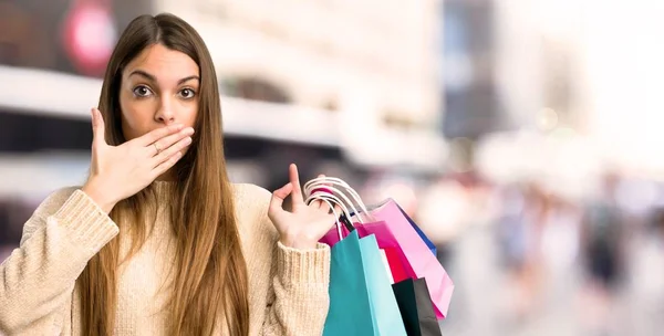 Chica Joven Con Bolsas Compras Que Cubren Boca Con Las — Foto de Stock