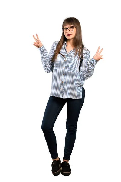 Foto Completa Mujer Con Gafas Sonriendo Mostrando Signo Victoria Con —  Fotos de Stock