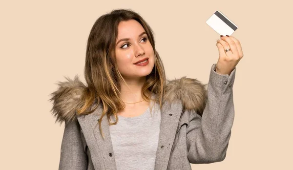 Tiener Meisje Met Vacht Holding Van Een Credit Card Denken — Stockfoto
