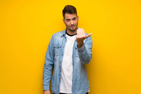 Knappe Man Gele Muur Uit Nodigen Komen Met Hand Blij — Stockfoto