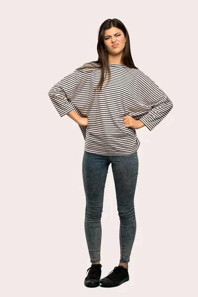 孤立した背景に怒っているストライプのシャツとティーンエイ ジャーの女の子のフルレングス ショット — ストック写真