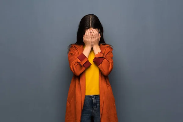 Tinédzser Lány Kabát Szürke Falon Fáradt Beteg Kifejezés — Stock Fotó