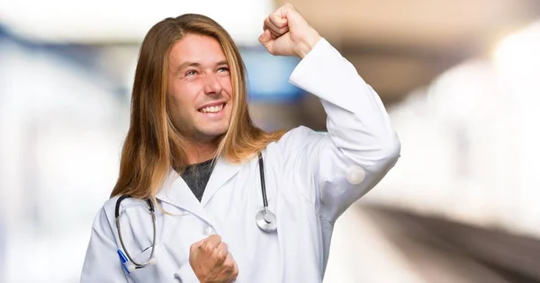 Lekarz Mężczyzna Świętuje Zwycięstwo Szpitalu — Zdjęcie stockowe