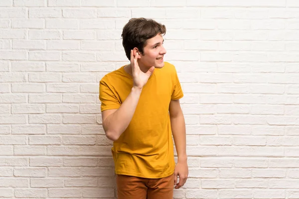 Teenager Man White Brick Wall Listening Something Putting Hand Ear — Stock Photo, Image
