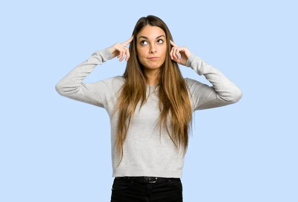 Joven Chica Teniendo Dudas Pensando Fondo Azul —  Fotos de Stock