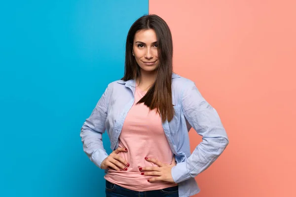 Mujer Joven Sobre Pared Rosa Azul Posando Con Los Brazos — Foto de Stock