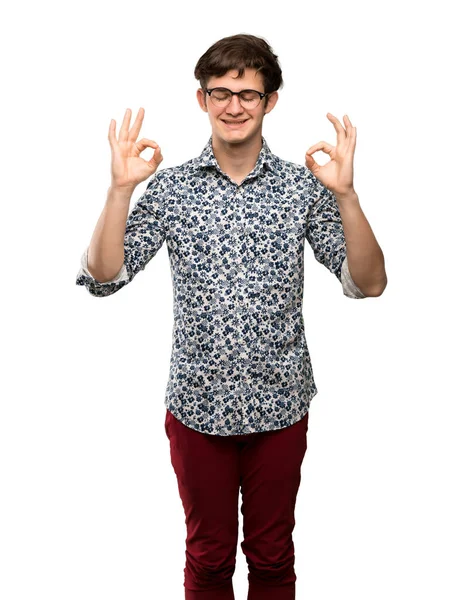 Tiener Man Met Bloem Shirt Bril Zen Pose Geïsoleerde Witte — Stockfoto