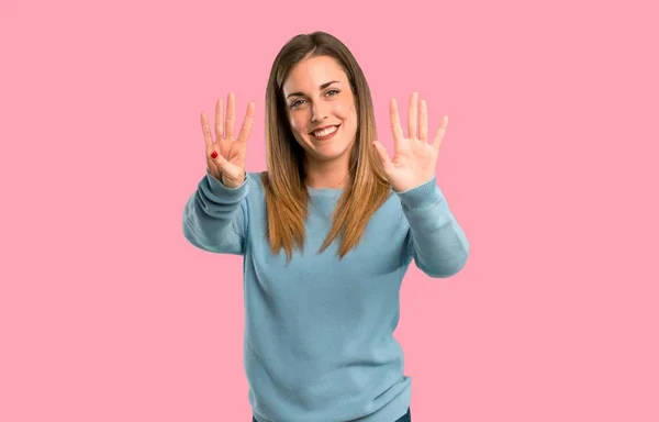 Blonde Frau Mit Blauem Hemd Die Neun Zählt Mit Fingern — Stockfoto