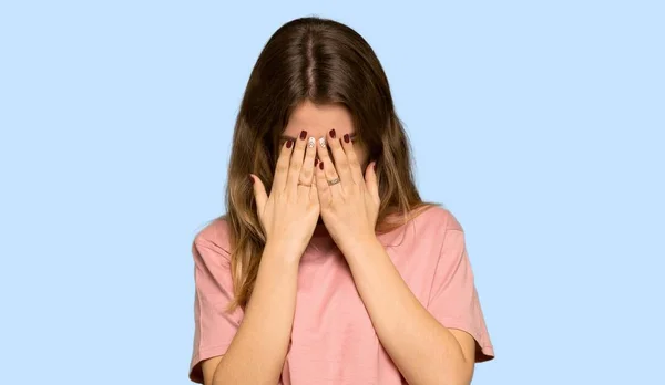 Έφηβο Κορίτσι Ροζ Πουλόβερ Κουρασμένα Και Άρρωστα Έκφραση Απομονωμένες Μπλε — Φωτογραφία Αρχείου