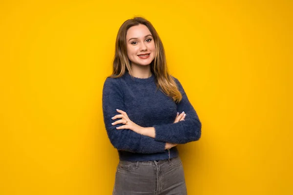 Teenager Girl Yellow Wall Keeping Arms Crossed Frontal Position — Stock Photo, Image