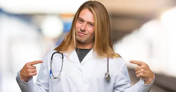 Доктор Человек Гордый Самодовольный Любви Концепции Больнице — стоковое фото