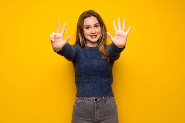 Adolescente Chica Sobre Amarillo Pared Contando Ocho Con Los Dedos —  Fotos de Stock