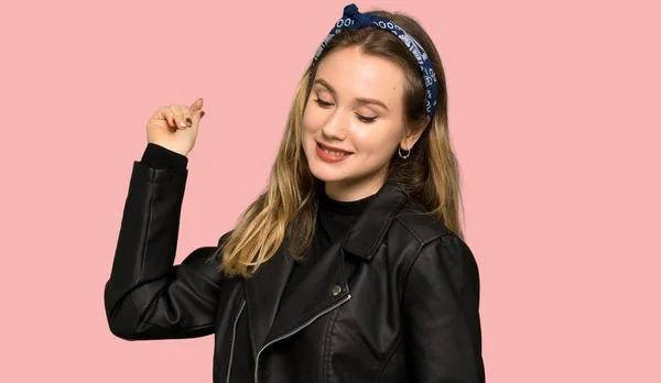 Deri Ceket Genç Kızla Zevk Müzik Izole Pembe Bir Arka — Stok fotoğraf
