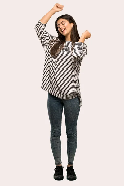 Uma Foto Completa Uma Adolescente Com Camisa Listrada Comemorando Uma — Fotografia de Stock