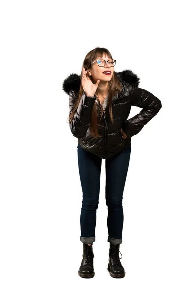 Foto Completa Mujer Con Gafas Escuchando Algo Poniendo Mano Oreja — Foto de Stock