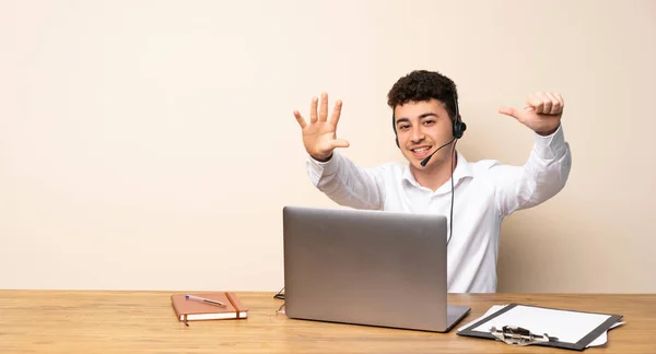 Telemarketer Man Counting Six Fingers — Stock Photo, Image