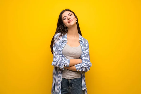 Teenager Girl Yellow Wall Keeping Arms Crossed Frontal Position — Stock Photo, Image