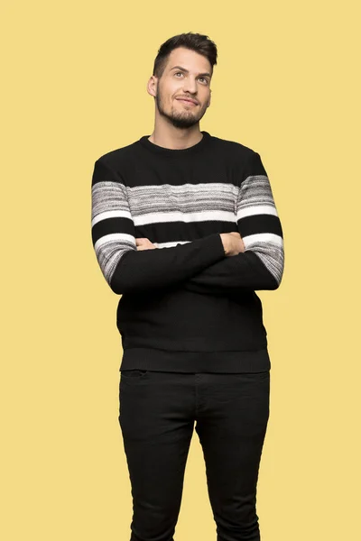 Hombre Guapo Mirando Hacia Arriba Mientras Sonríe Sobre Fondo Amarillo — Foto de Stock