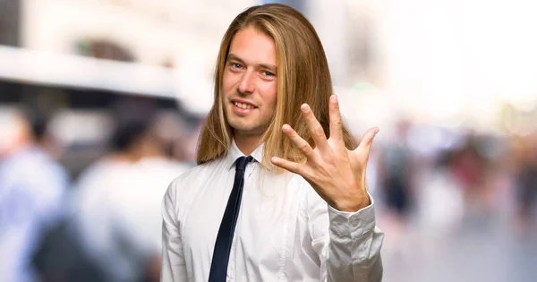 Blonder Geschäftsmann Mit Langen Haaren Der Mit Den Fingern Fünf — Stockfoto