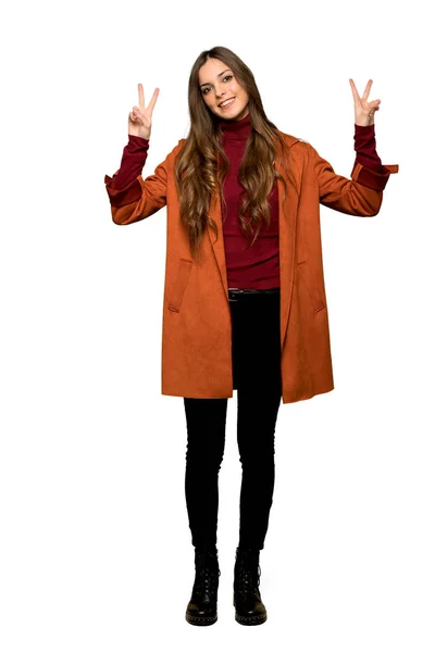 Celovečerní Snímek Mladé Ženy Kabátem Úsměvem Ukazují Vítězství Podepsat Oběma — Stock fotografie